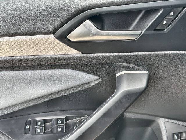 Used 2025 Volkswagen Jetta SE FWD image 21