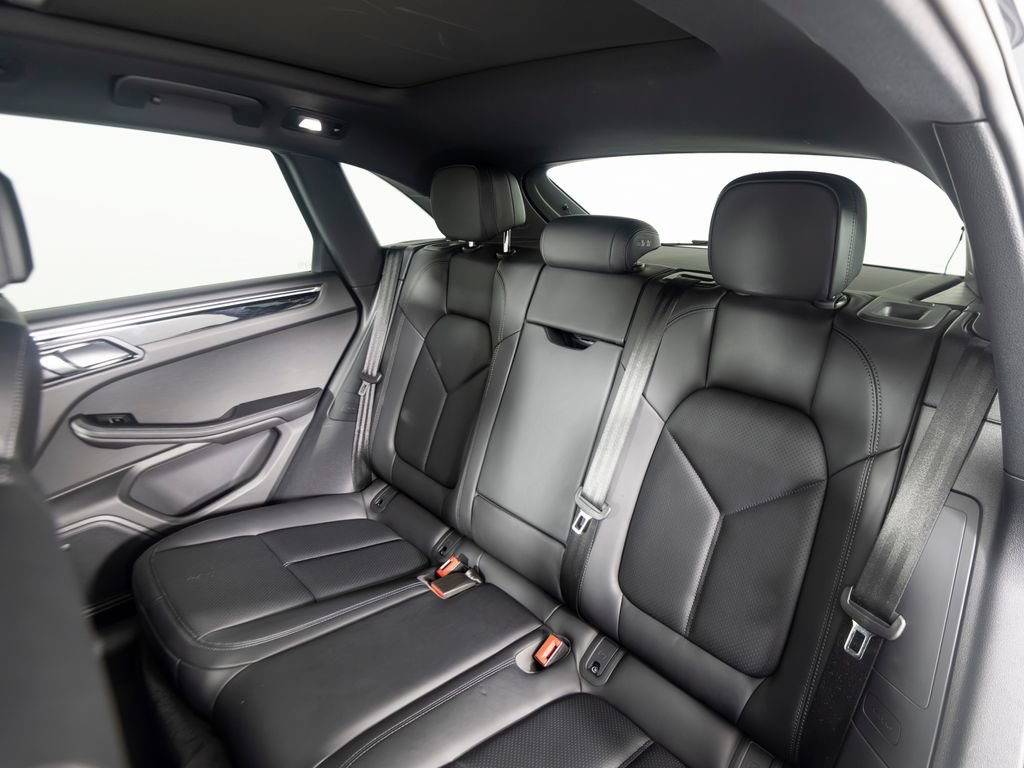 Certified 2026 Porsche Macan AWD/4WD image 37