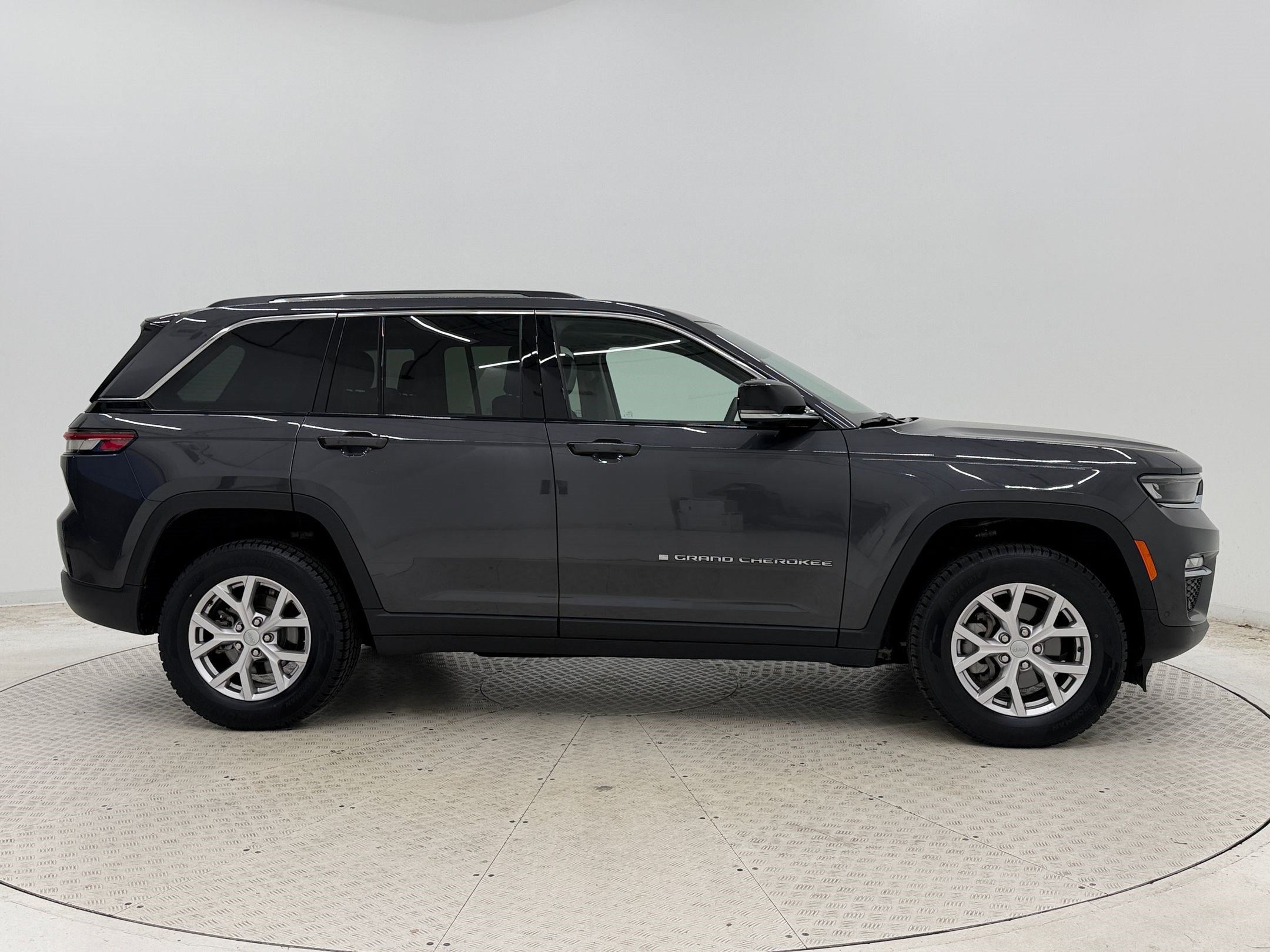 Used 2022 Jeep Grand Cherokee Limited w/ Luxury Tech Group II AWD/4WD image 8