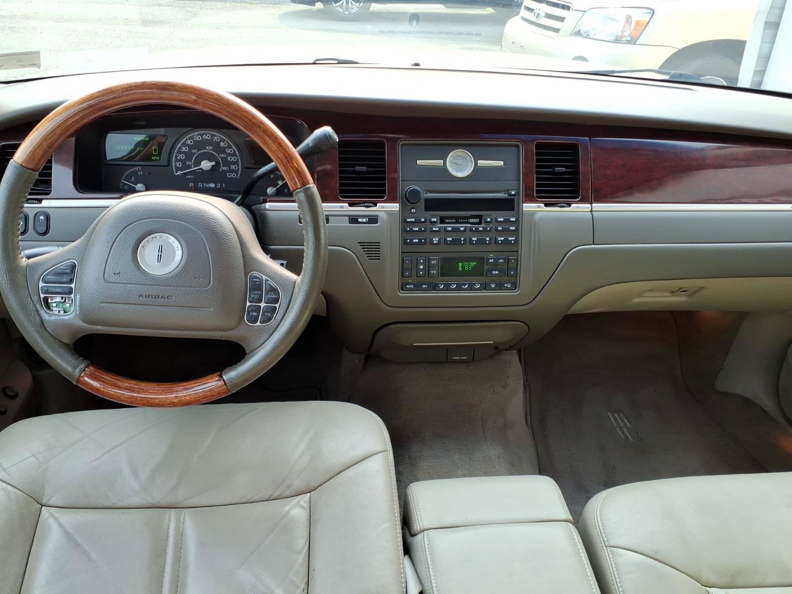 Used 2004 Lincoln Town Car Ultimate RWD image 7