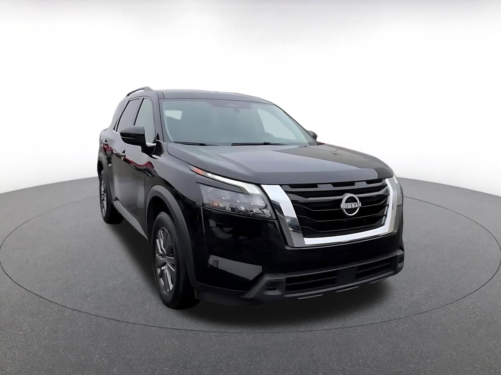 Used 2025 Nissan Pathfinder SV image 3