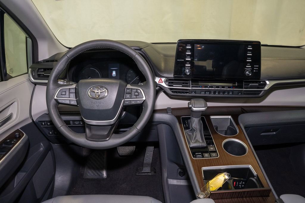 Certified 2023 Toyota Sienna XLE image 7