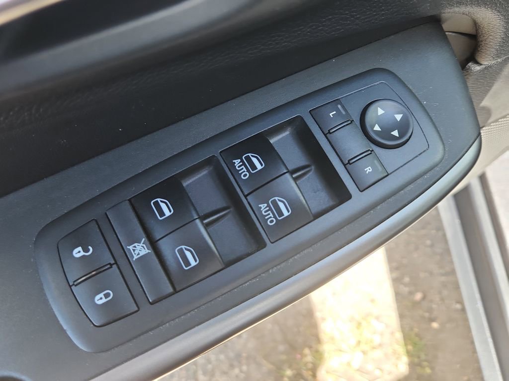 Used 2019 Jeep Cherokee Latitude Plus AWD/4WD image 8