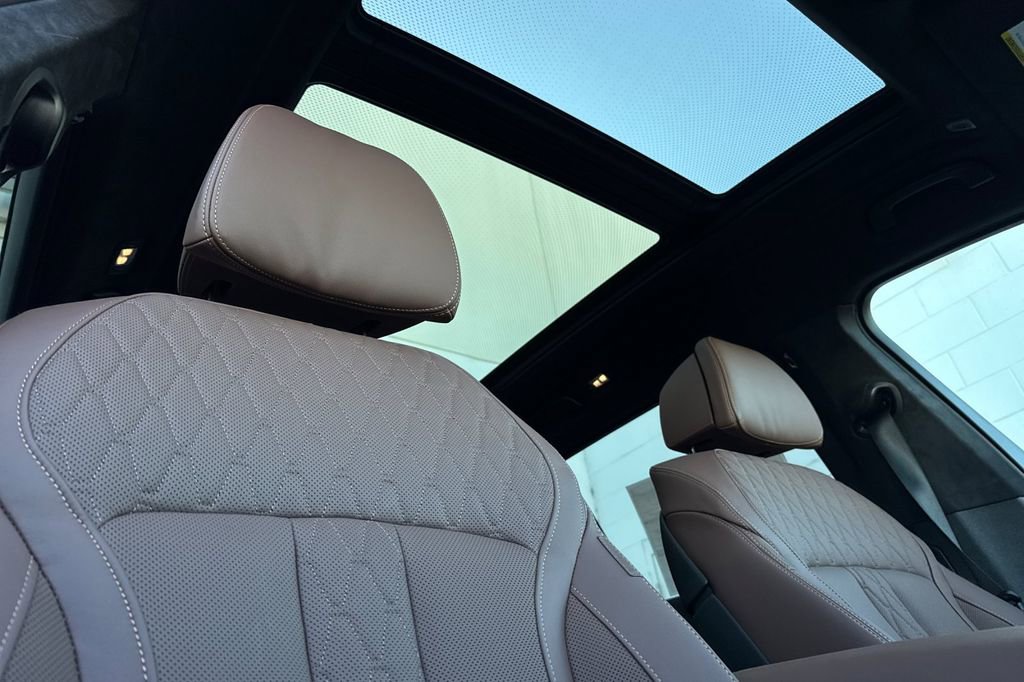 New 2026 BMW X7 M60i w/ Executive Package image 18