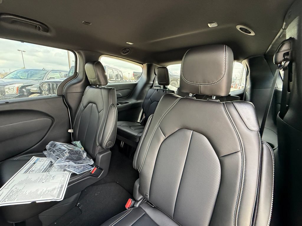 New 2026 Chrysler Pacifica Select FWD image 24