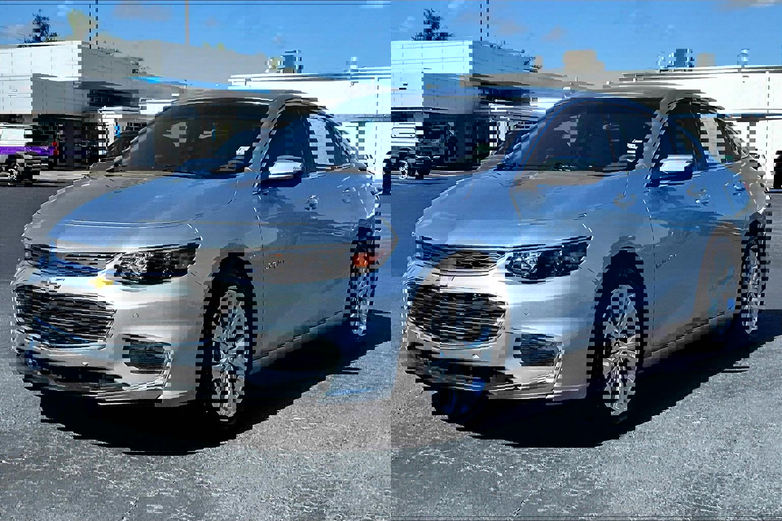 Used 2017 Chevrolet Malibu Premier w/ Driver Confidence Package FWD image 2