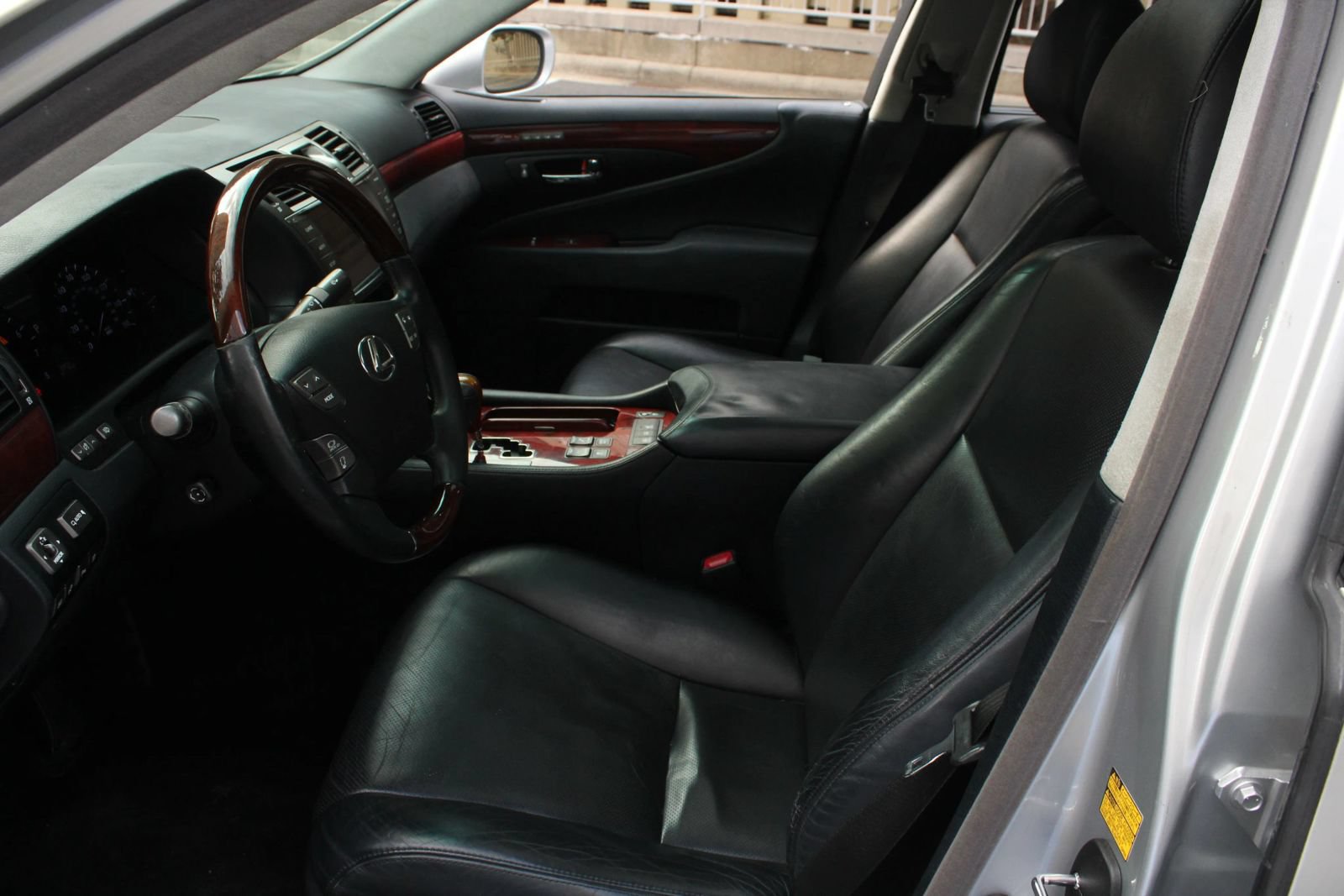 Used 2011 Lexus LS 460 L w/ Luxury Pkg RWD image 14