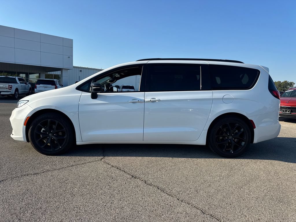 Used 2025 Chrysler Pacifica Limited FWD image 3