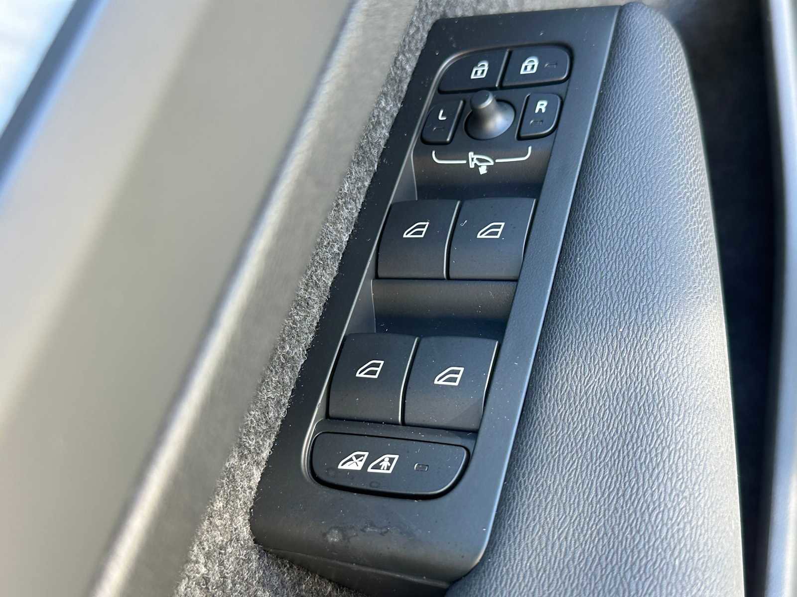 New 2025 Volvo XC40 B5 Ultra w/ Climate Package image 21