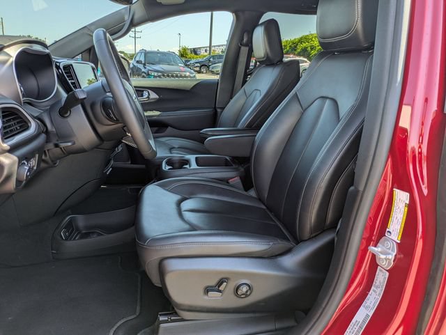 Used 2025 Chrysler Pacifica Select FWD image 7
