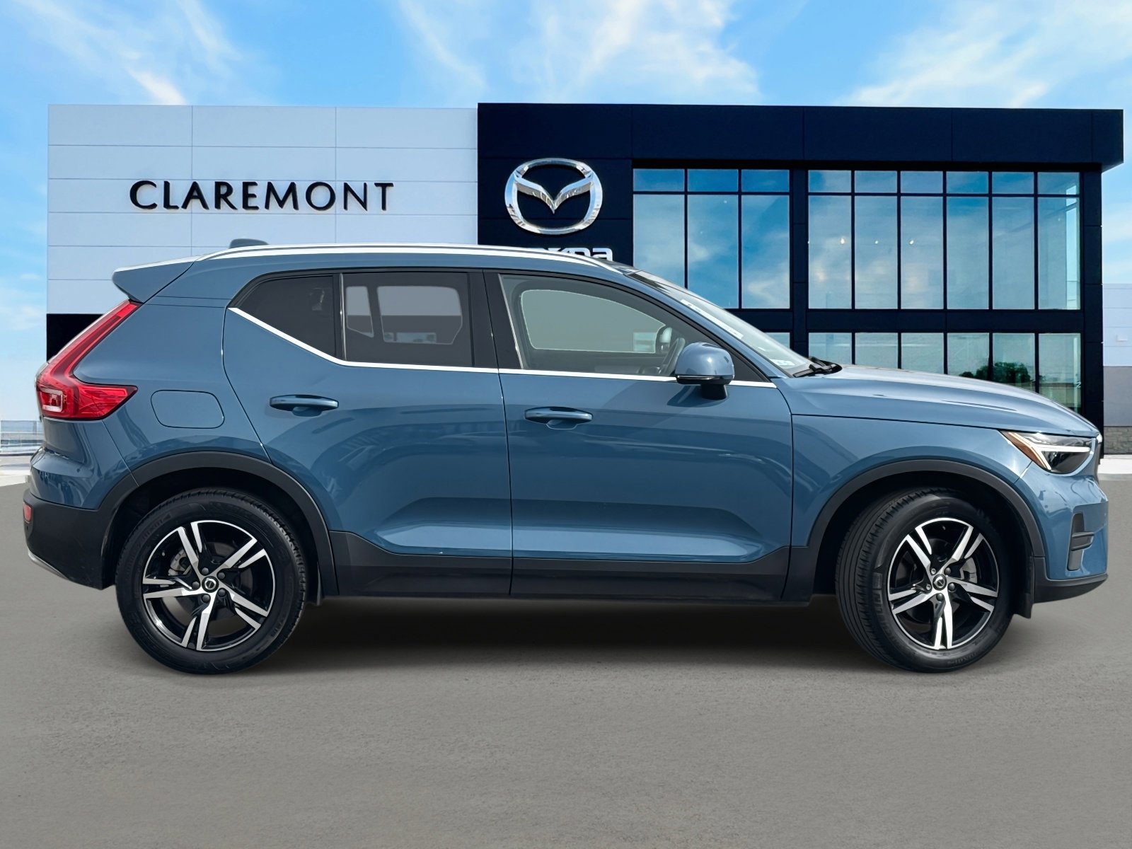 Used 2024 Volvo XC40 B5 Core image 3
