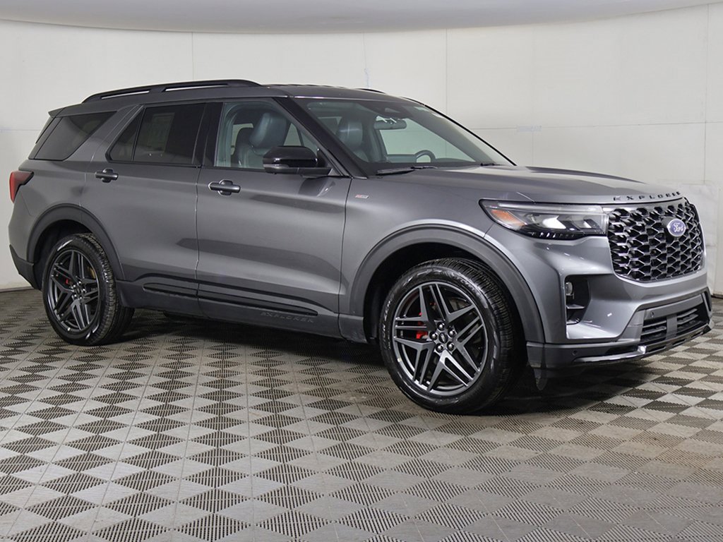Used 2025 Ford Explorer ST-Line w/ ST-Line Street Pack image 2