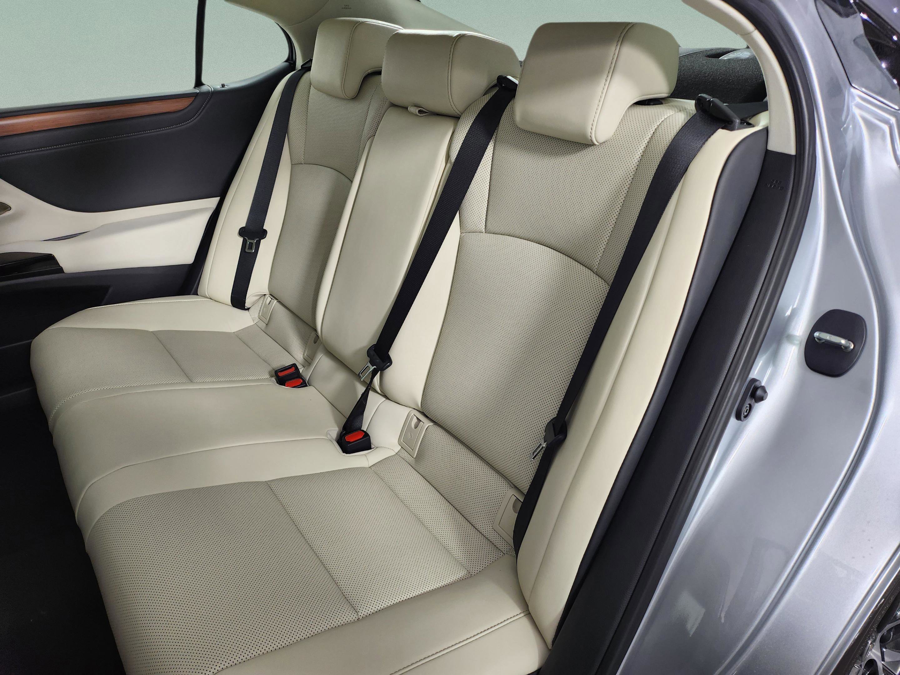 New 2025 Lexus ES 300h w/ Premium Package image 30