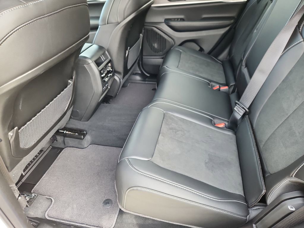 New 2026 Jeep Grand Cherokee Altitude image 8