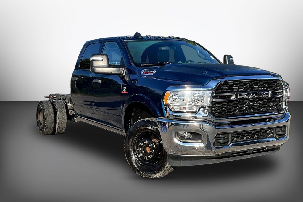 Used 2024 RAM 3500 Tradesman w/ Chrome Appearance Group AWD/4WD image 3