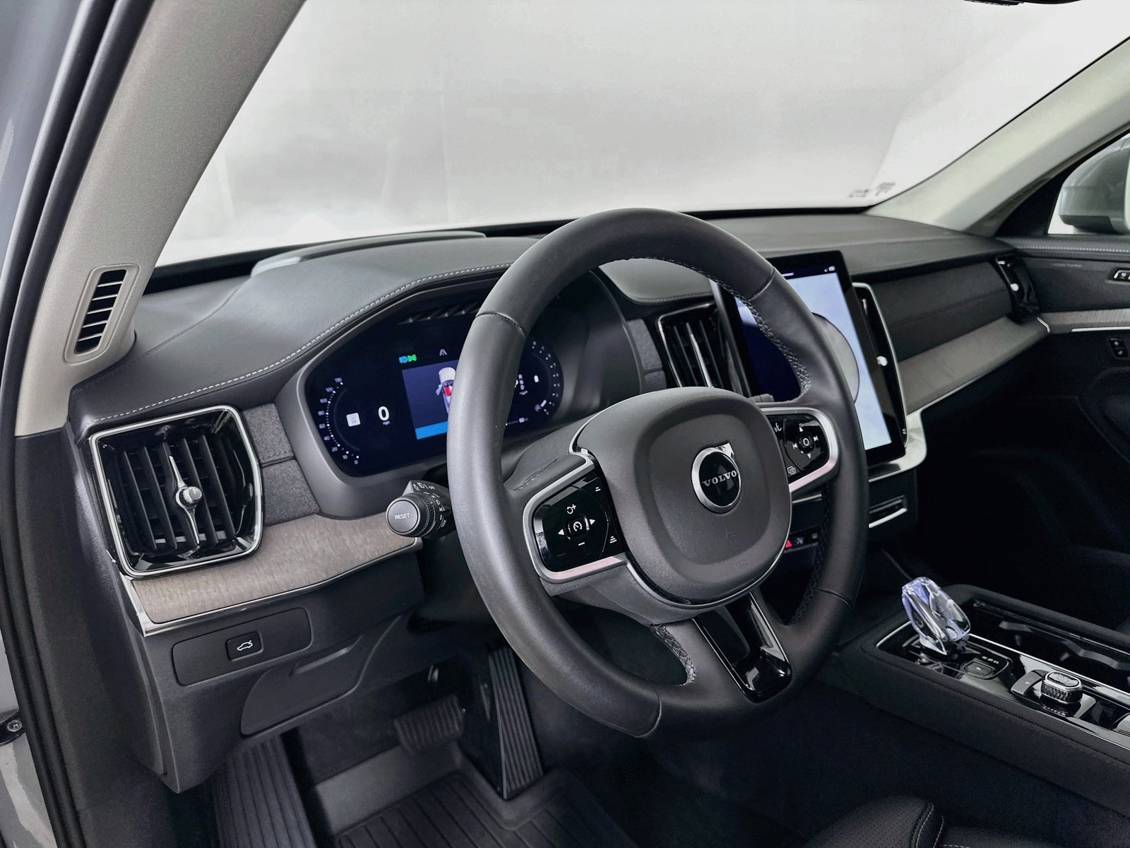 Used 2026 Volvo XC90 B6 Ultra w/ Protection Package AWD/4WD image 31