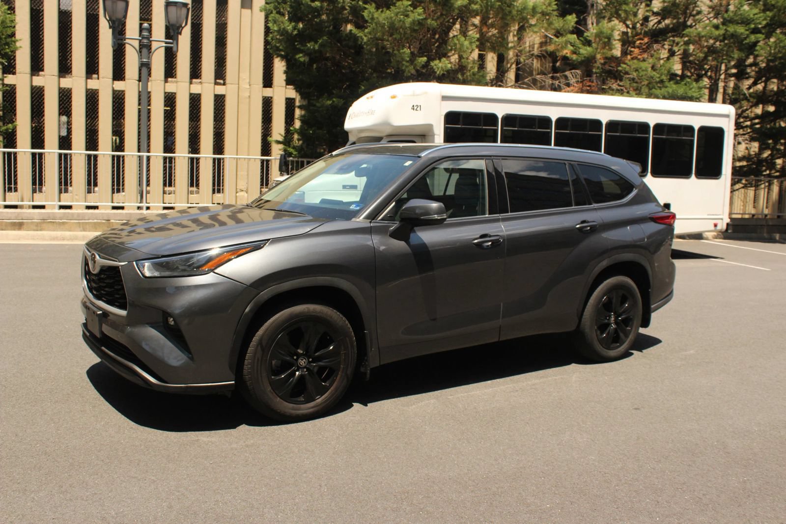 Used 2021 Toyota Highlander XLE AWD/4WD image 12