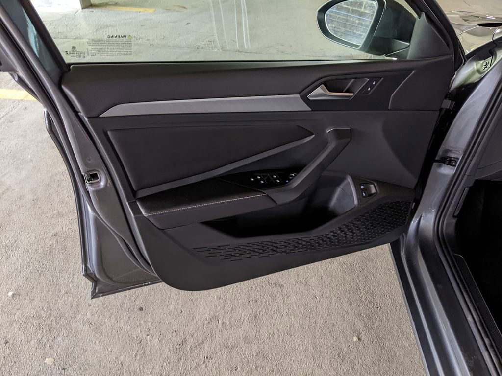 Certified 2023 Volkswagen Jetta SE w/ Panoramic Sunroof Package FWD image 9