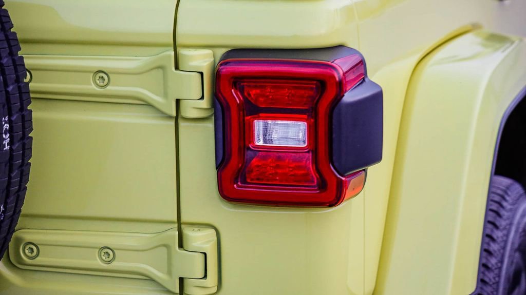 Used 2023 Jeep Wrangler Unlimited Sahara AWD/4WD image 10