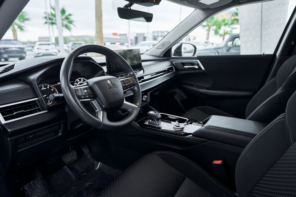 Used 2025 Mitsubishi Outlander ES image 2
