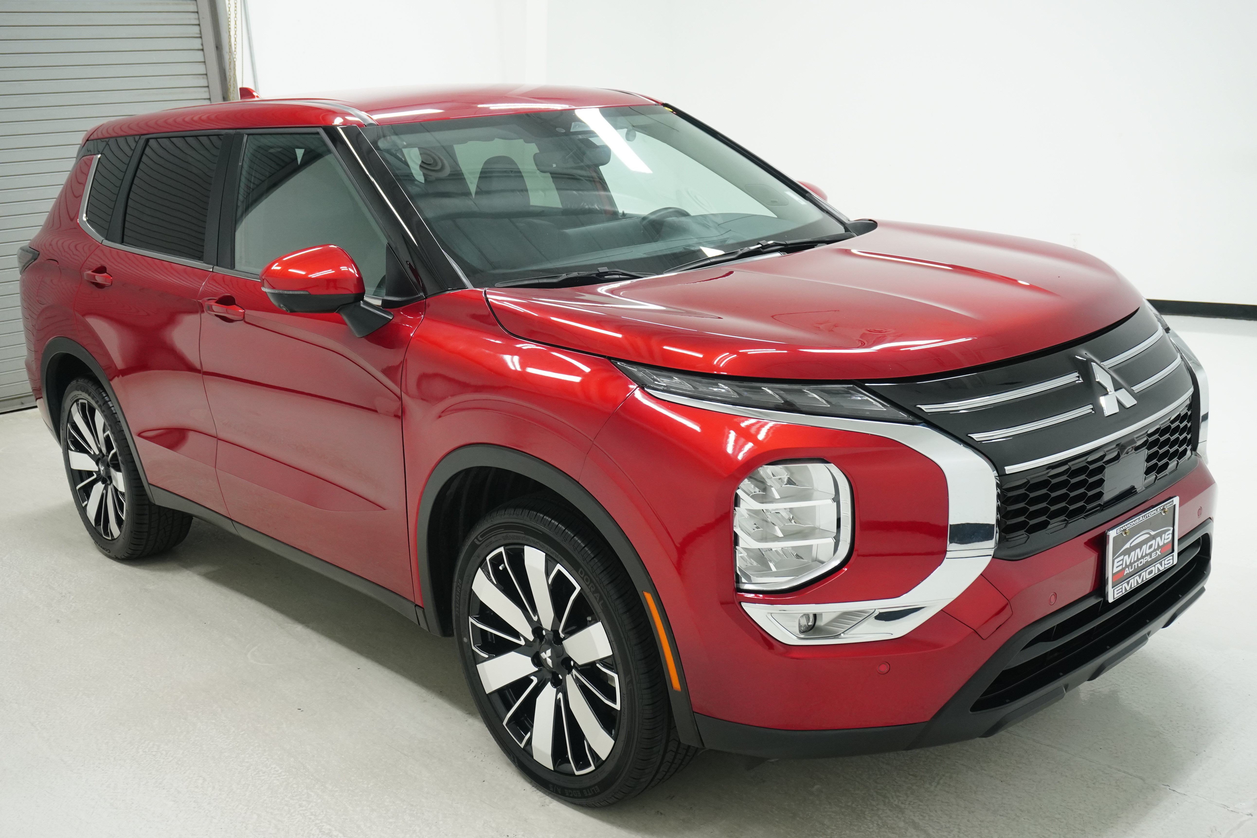 Used 2025 Mitsubishi Outlander SE FWD image 3