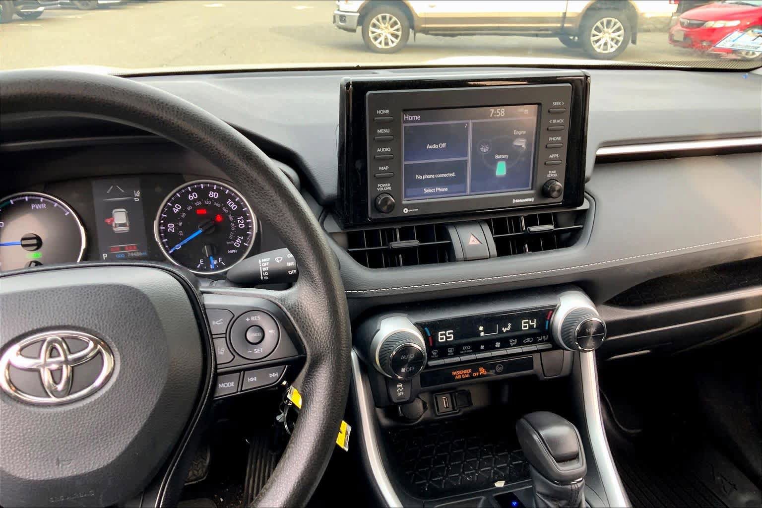 Used 2021 Toyota RAV4 LE image 7