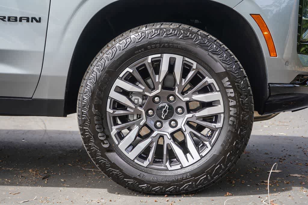 Used 2025 Chevrolet Suburban Z71 AWD/4WD image 9