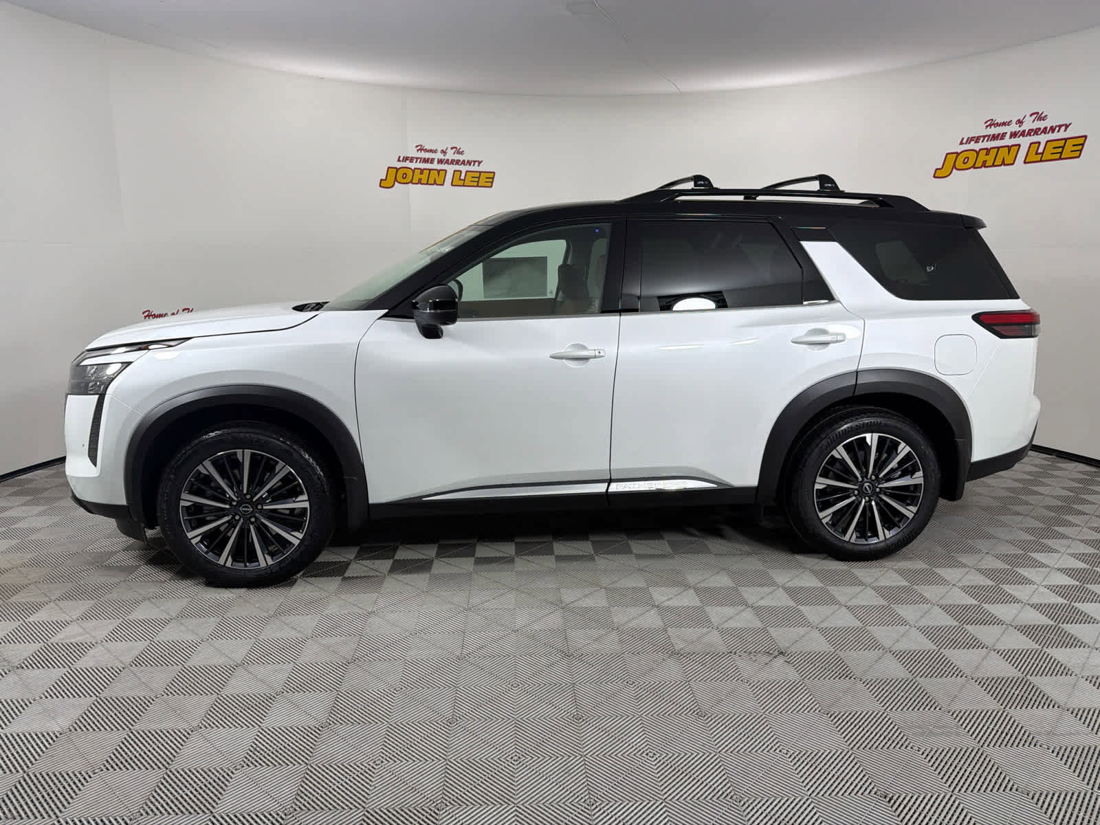 New 2026 Nissan Pathfinder Platinum image 2