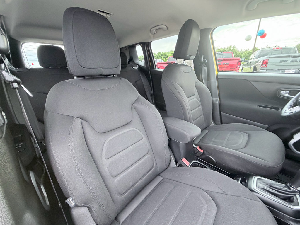 Used 2018 Jeep Renegade Latitude w/ Cold Weather Group FWD image 22
