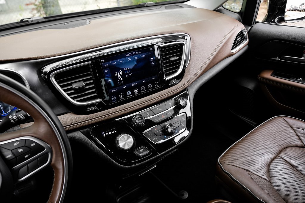 Used 2018 Chrysler Pacifica Limited image 35