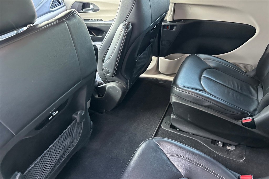 Used 2022 Chrysler Pacifica Touring-L image 9