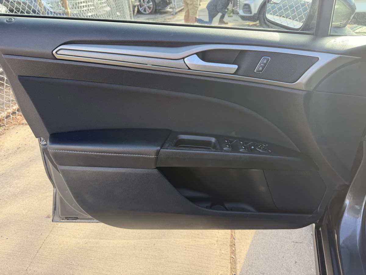 Used 2018 Ford Fusion SE w/ Fusion SE Technology Package image 10