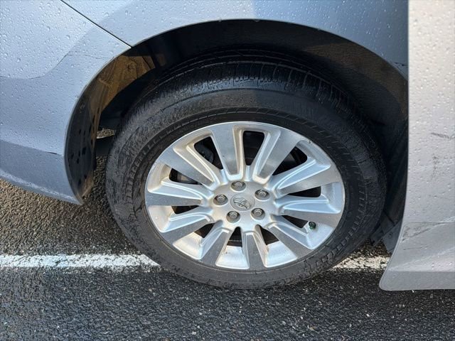 Used 2015 Toyota Sienna XLE w/ XLE Navigation Package image 13