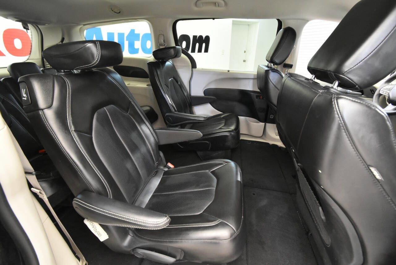 Used 2024 Chrysler Pacifica Touring-L FWD image 17