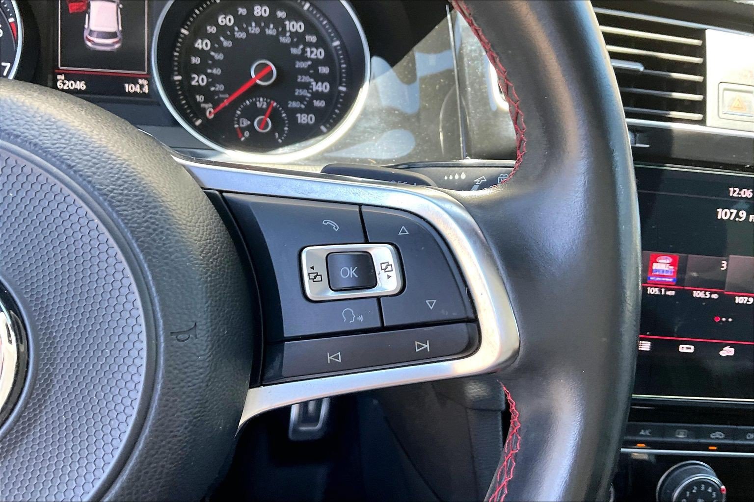 Used 2018 Volkswagen GTI SE FWD image 18