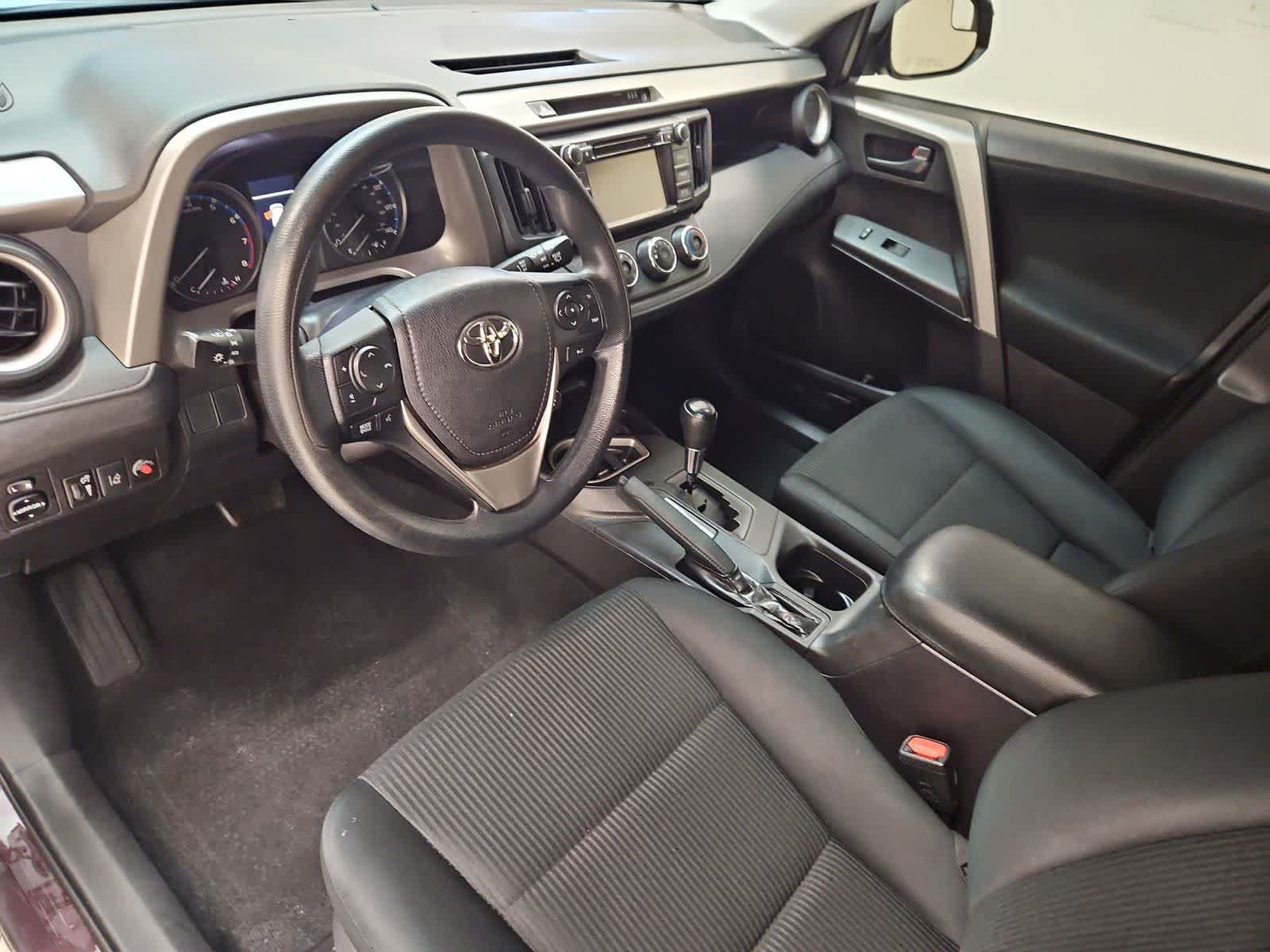 Used 2018 Toyota RAV4 LE FWD image 2