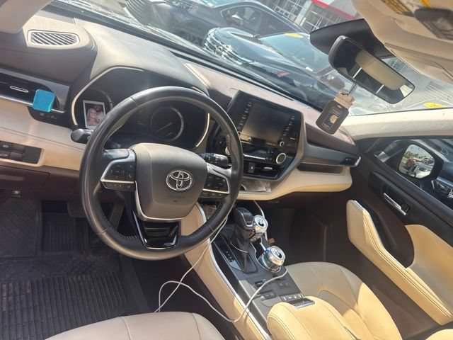 Used 2021 Toyota Highlander XLE AWD/4WD image 12