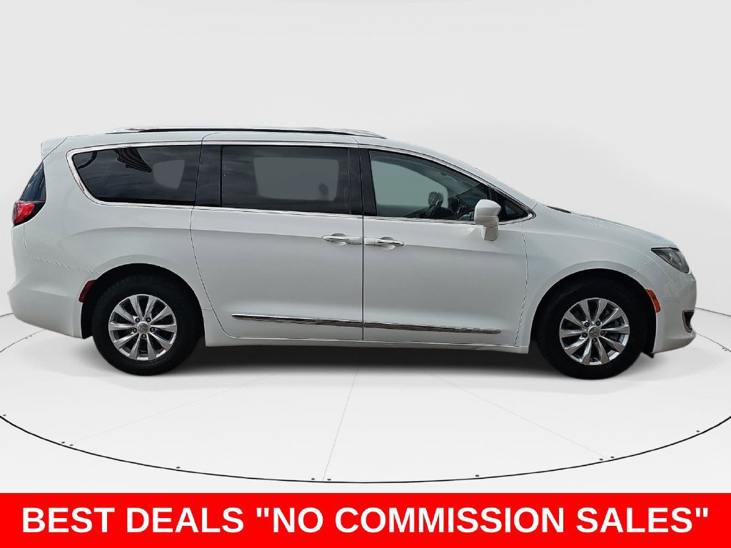 Used 2018 Chrysler Pacifica Touring-L FWD image 2