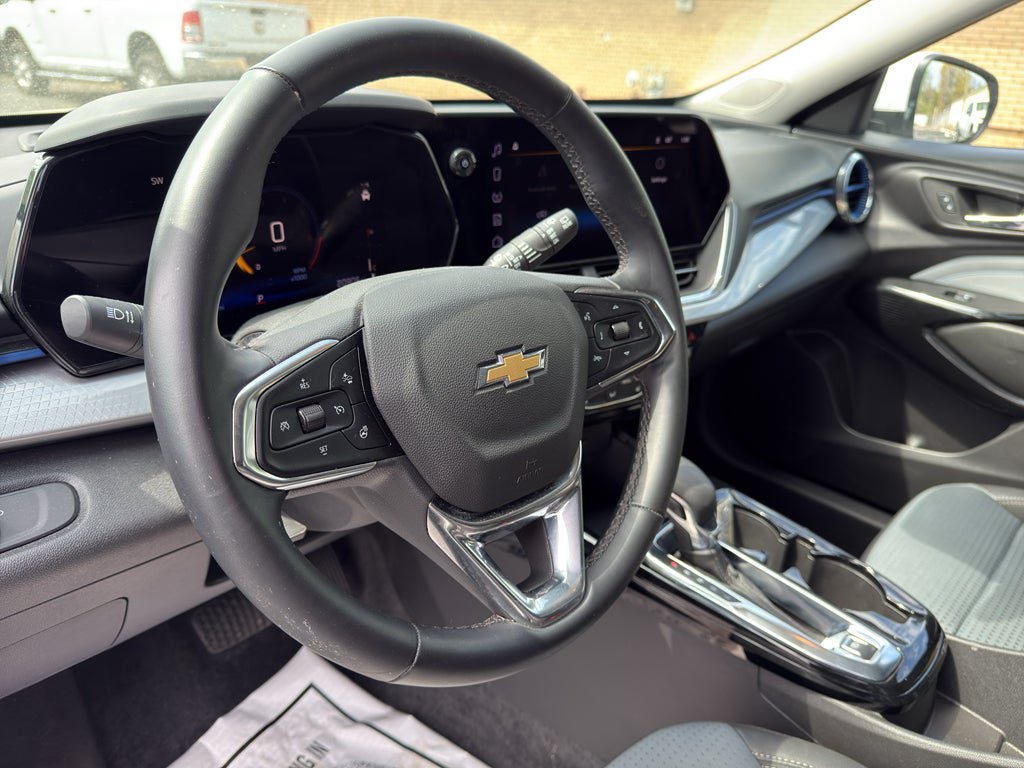 Used 2025 Chevrolet Trax LT w/ LT Convenience Package FWD image 32