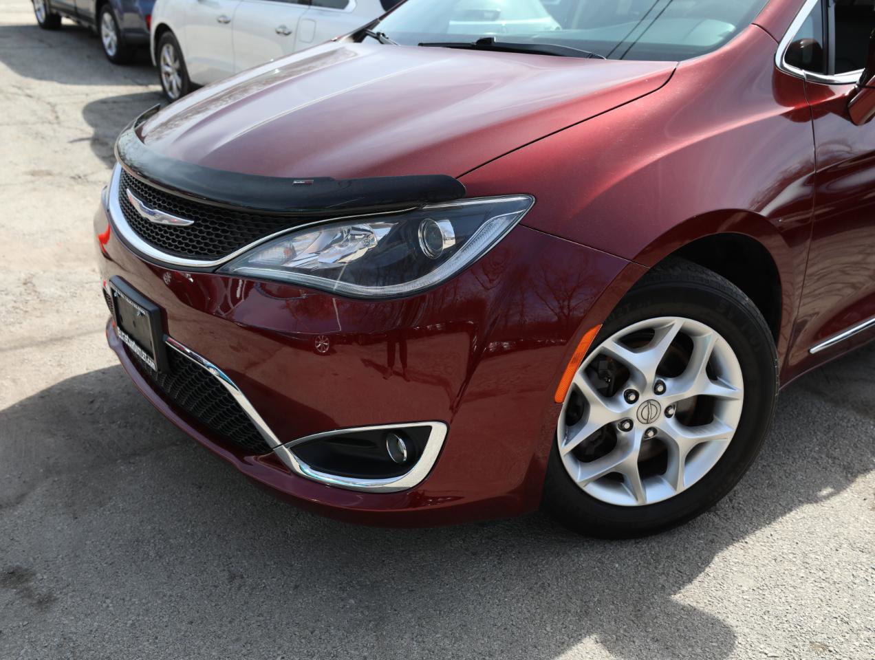 Used 2020 Chrysler Pacifica Touring-L w/ Tire & Wheel Group FWD image 2