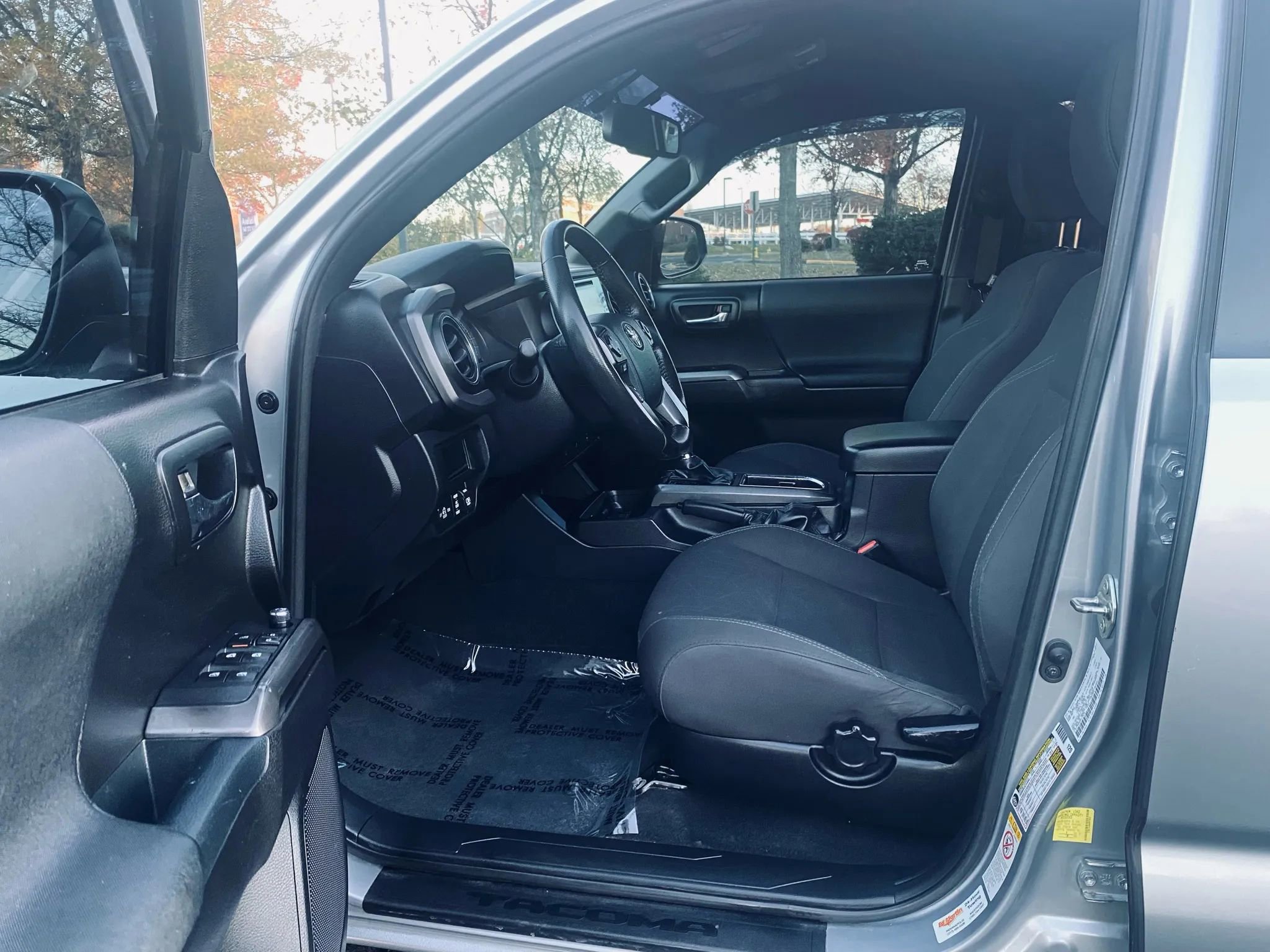 Used 2017 Toyota Tacoma TRD Sport image 7