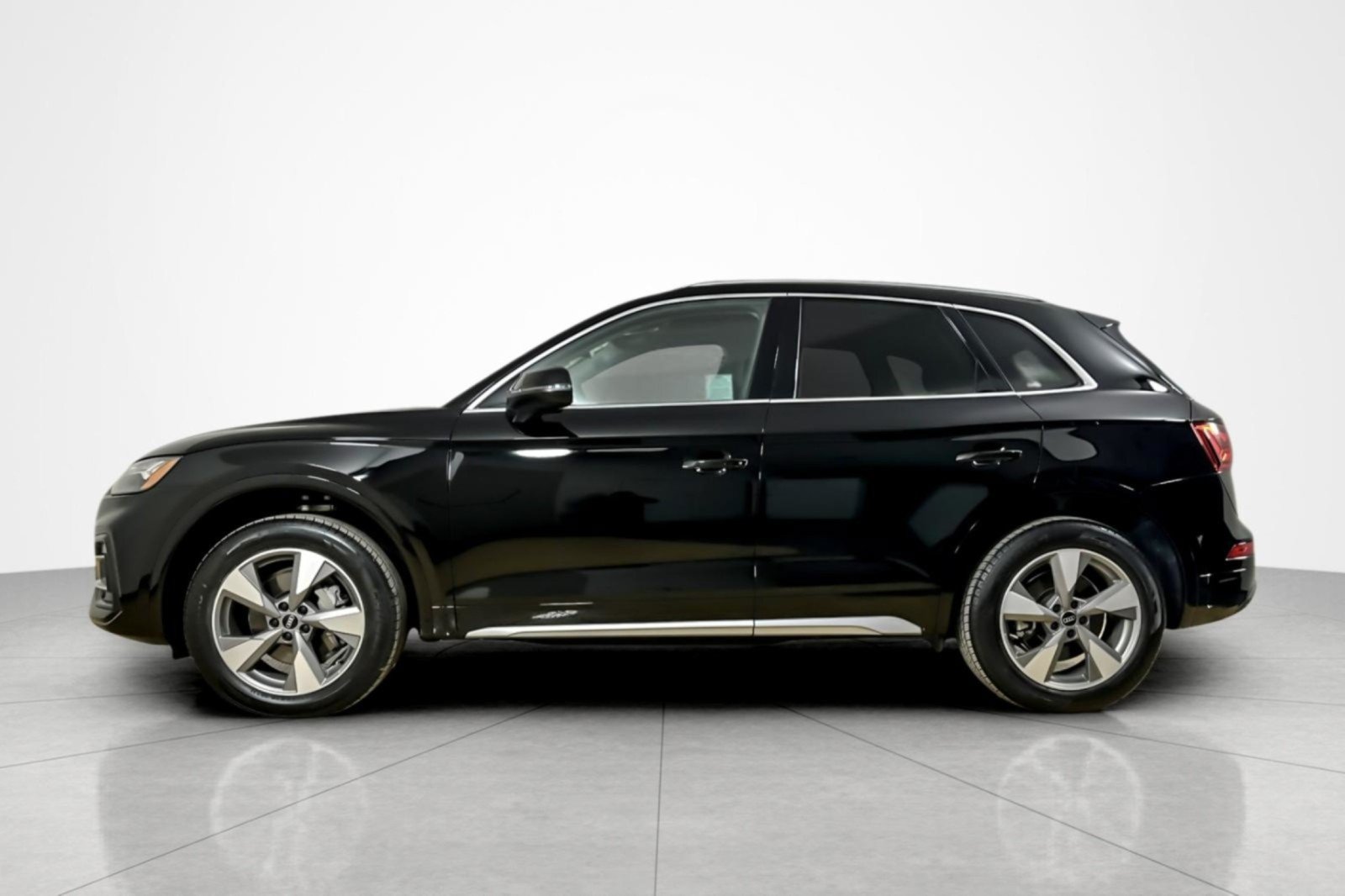 Used 2023 Audi Q5 2.0T Premium Plus w/ Premium Plus Package AWD/4WD image 2