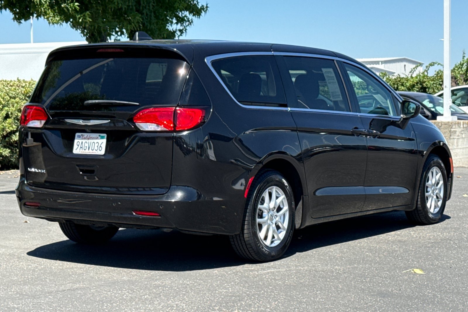 Certified 2022 Chrysler Voyager LX FWD image 4