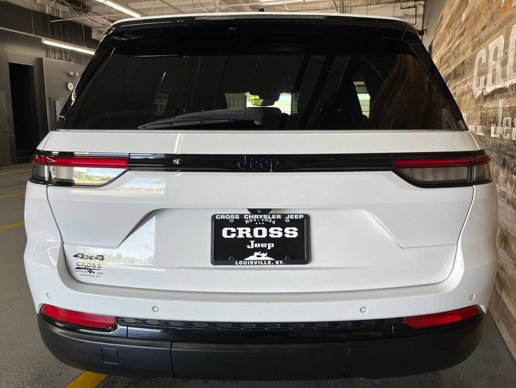 Used 2023 Jeep Grand Cherokee Altitude AWD/4WD image 16