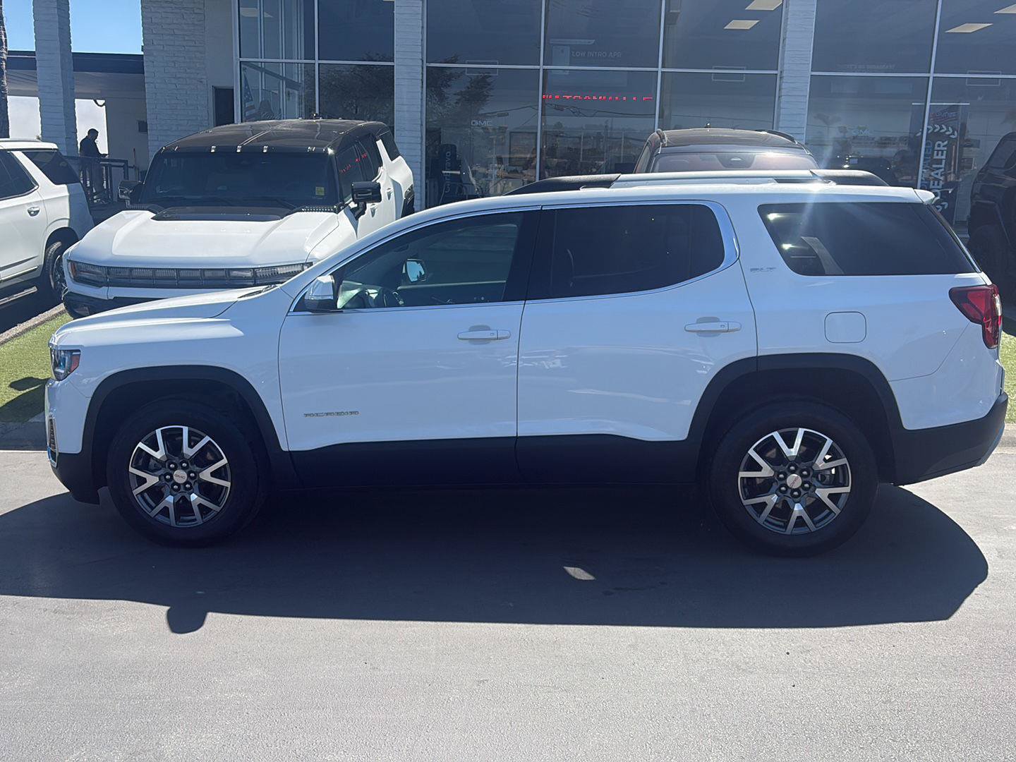 Used 2023 GMC Acadia SLT AWD/4WD image 8