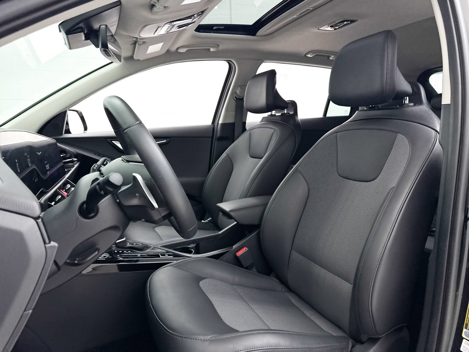 Certified 2025 Kia Niro EX Touring FWD image 20