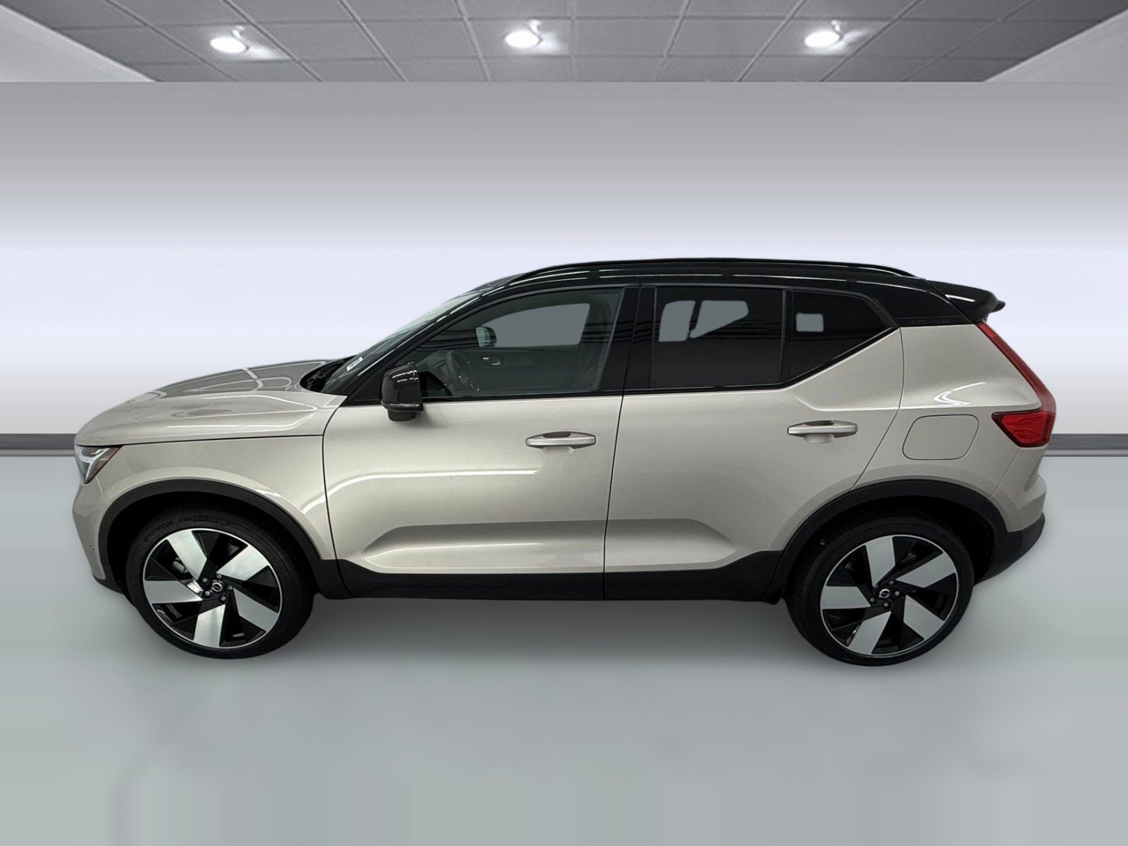 Used 2024 Volvo XC40 Recharge Ultimate w/ Protection Package Premier image 2