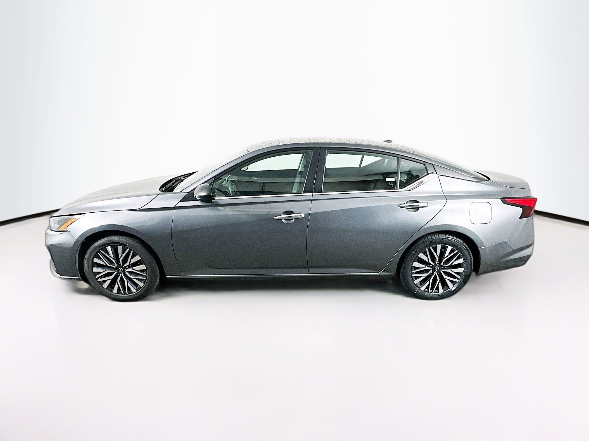 Used 2024 Nissan Altima 2.5 SV image 4