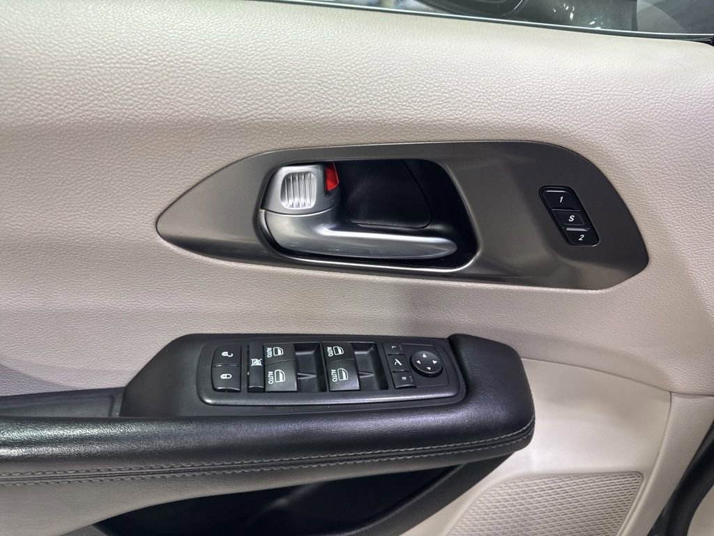 Used 2017 Chrysler Pacifica Limited w/ UConnect Theater Package image 38