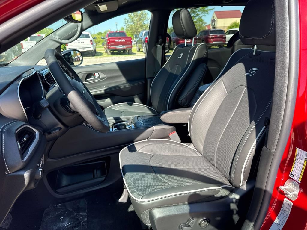 New 2027 Chrysler Pacifica Limited w/ S Appearance Package FWD image 15